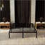 Grand lit plateforme moderne noir avec structure en acier durable et assemblage facile, parfait pour les chambres contemporaines.