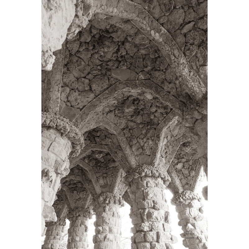 «Gaudi Vaault I» par Nathan Larson, reproduction, Toile avec cadre doré, Pas de tapis, H 36 po x l 24 po x P 1,25 po