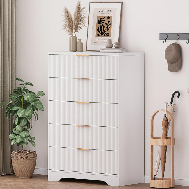 Commode 5 tiroirs cannelée pour chambre à coucher, commode moderne de 47 po de hauteur avec poignées dorées pour le salon