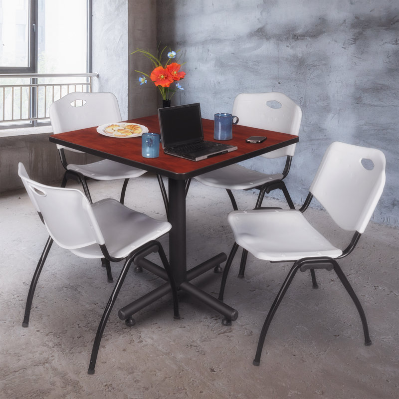 Table de salle de repos carrée Nicklo, chaises empilables 4 M, Cerisier, Gris
