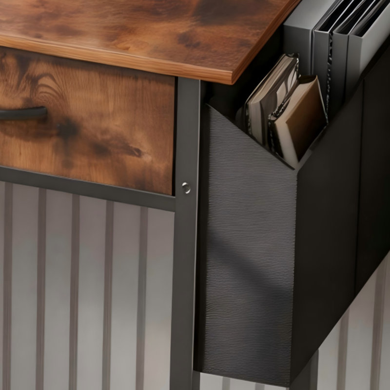 Ce bureau d'ordinateur brun minimaliste de style champêtre comprend des tiroirs, un crochet pour sac latéral, des crochets pour casque d'écoute et des pieds réglables, ce qui le rend idéal pour le bureau et les jeux.