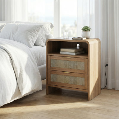 Table de chevet moderne en rotin courbé avec station de charge intégrée et tiroirs de rangement, table de chevet au fini chêne caramel pour l'organisation de la chambre