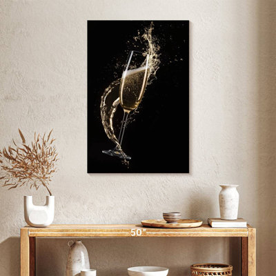 Yarlin éclaboussant du champagne