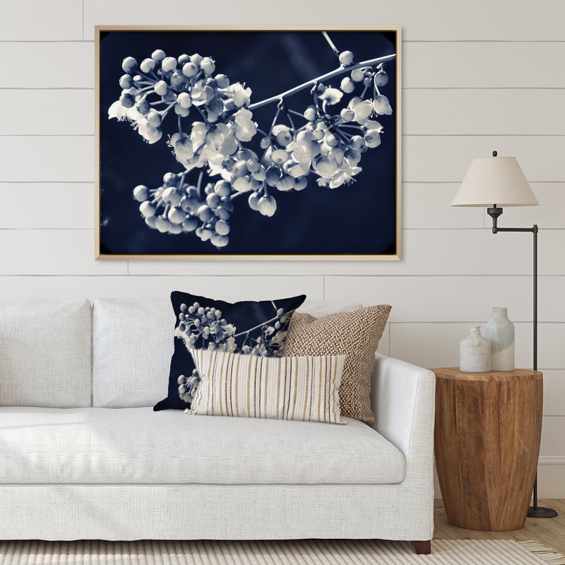 Wild Berries Blue Vintage Botanical I sur toile, Cadre naturel flottant, H 30 po x l 40 po x P 1,5 po