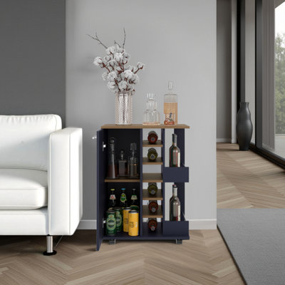 Chariot-bar de style moderne avec chêne naturel et bleu marine, deux tablettes extérieures, quatre verrouillables, six bouteilles de vin intégrées, une armoire à une porte, de grandes tablettes fermées à l'intérieur, deux porte-bouteilles ouverts