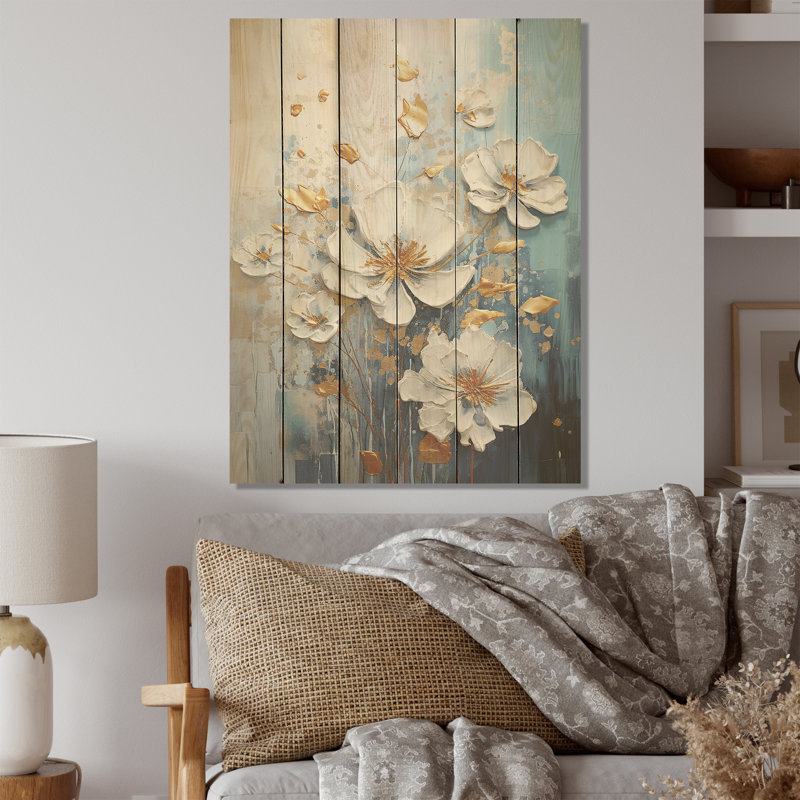 Transitions florales beiges et dorées Serenity I - fleurs saisonnières, art sur bois de pin naturel, H 32 po x l 24 po