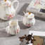 Cet élégant ensemble de trois pièces en céramique de style royal comprend un pot à crème, un sucrier avec cuillère et un ensemble de café délicat, ce qui en fait un cadeau de mariage bien pensé.
