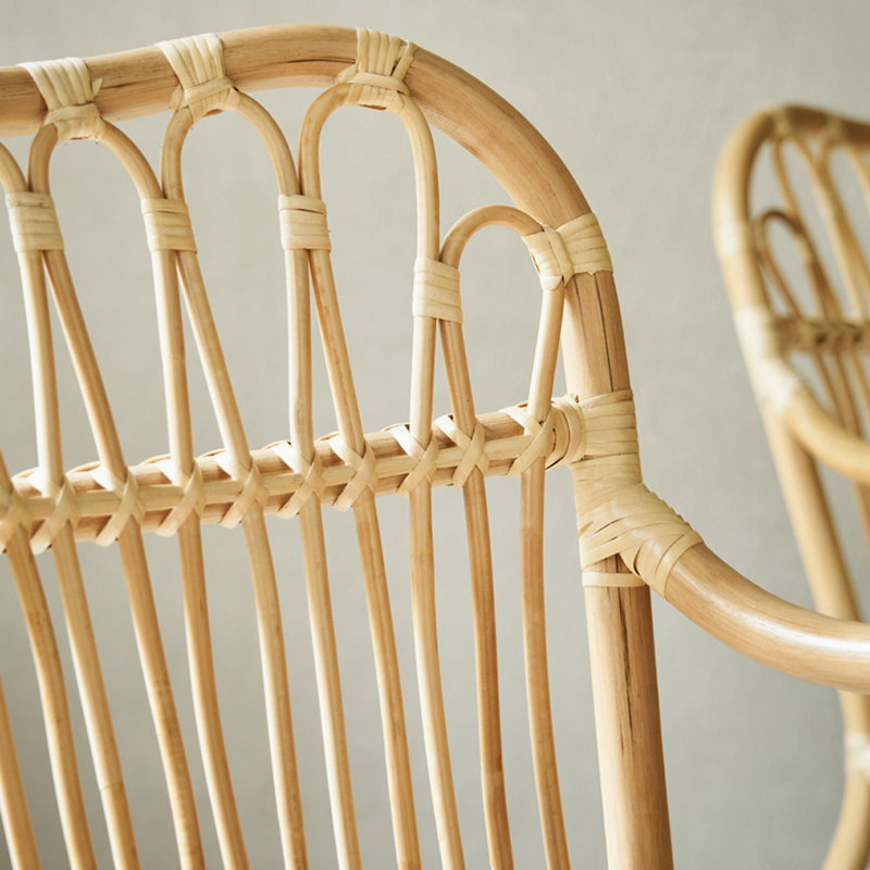 Une chaise large en rotin naturel durable