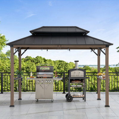 Gazebo avec barbecue Sunjoy 8 pi x 12 pi, toit ventilé plus grand, structure en cèdre de qualité supérieure et prise de courant alternatif exclusive
