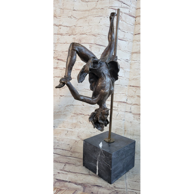 Sculpture Circus Perform Balancee