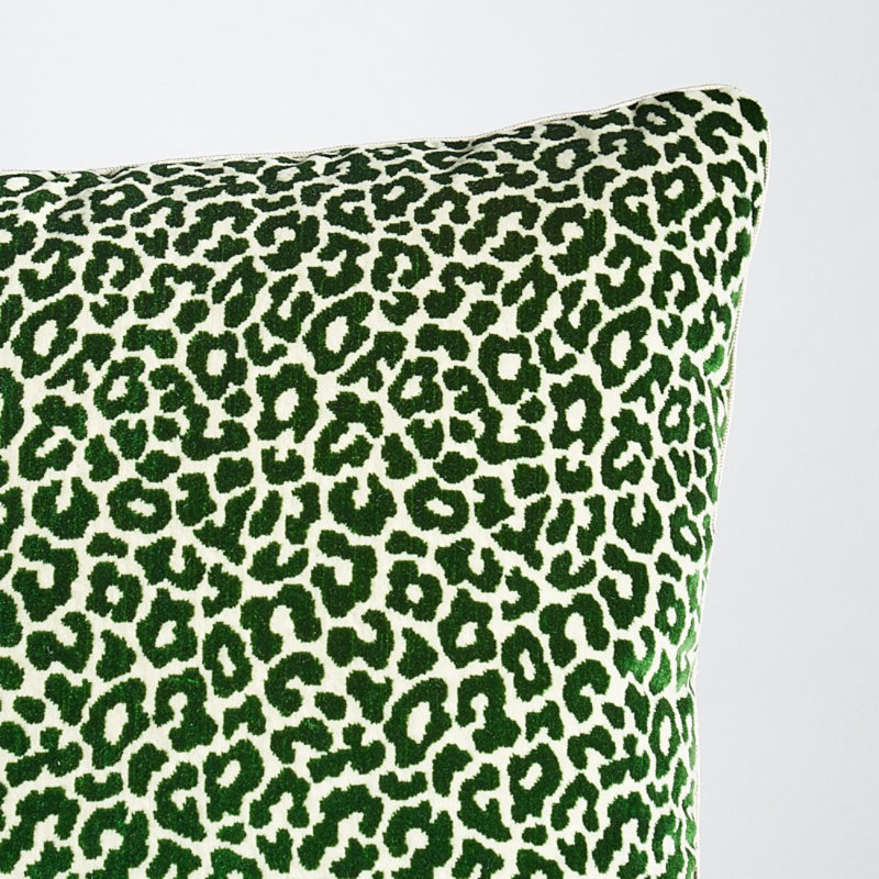 Coussin Schumacher x Timothy Corrigan, 22 po x 22 po