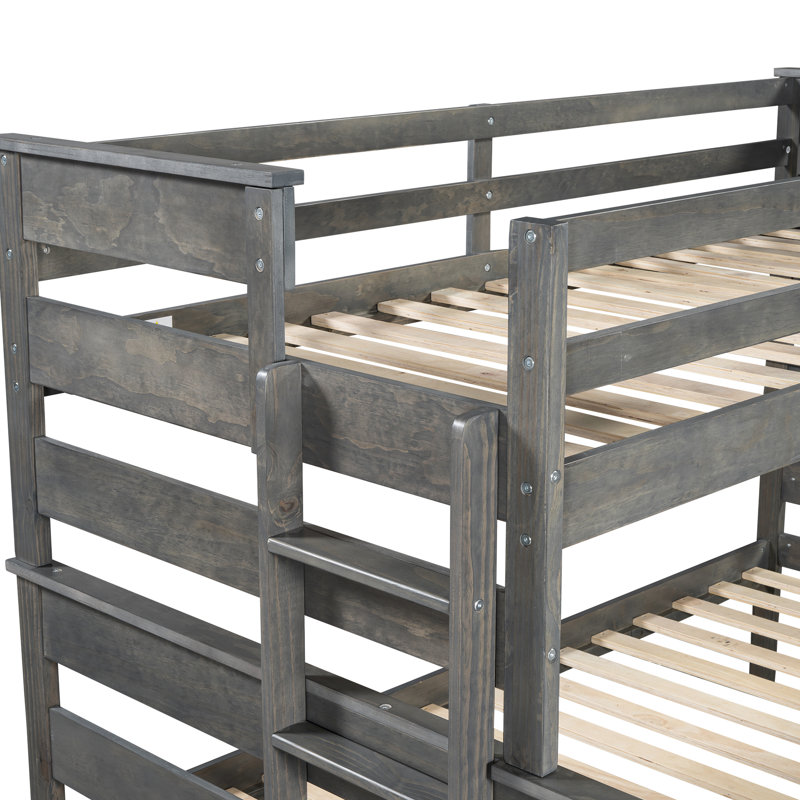 Lit simple superposé au-dessus de grand lit en bois gris - idéal pour l'organisation de la chambre à coucher offrant un environnement stable et paisible