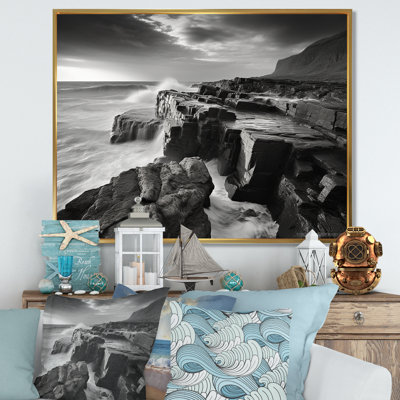 «Black and White Rocky Beach Horizon I» sur toile