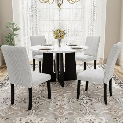 Ensemble de table de salle à manger 5 pièces avec chaises rembourrées, parfait pour la salle à manger, la cuisine et le salon, assurant un assemblage facile et des repas confortables.