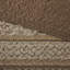 Grand couvre-lit réversible - 5 pièces. Brun et or. Comprend un couvre-lit, 2 taies décoratives et des coussins décoratifs. Fabriqué à partir d'amende pour un luxe durable. Expositions de feuilles, rayures, motifs. Décoré avec des coutures.