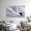 Toile d'art moderne de style paysage d'hiver avec planche à neige élégante, parfaite pour un décor unique et un cadeau artistique