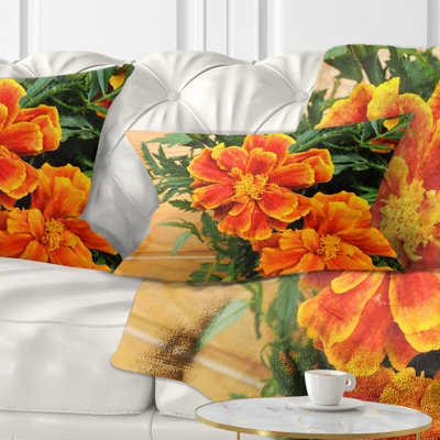 Coussin lombaire en bois floral à fleurs marigold sur fond