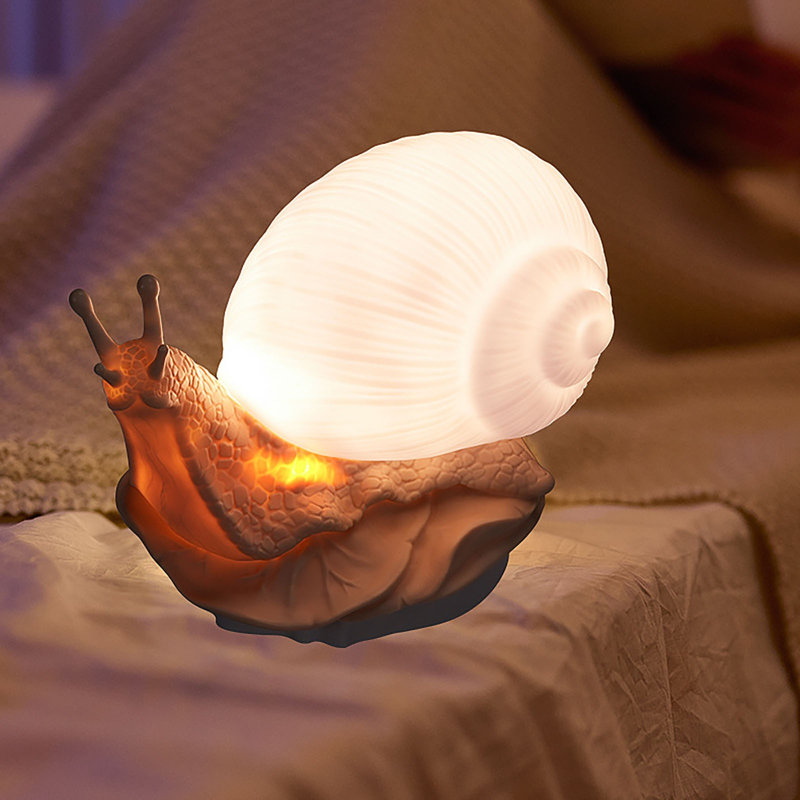 Lampe de chevet ornée d'une tête de lit