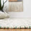 Tapis géométrique fait à la main de couleur ivoire / vert clair Aldeline-166068045