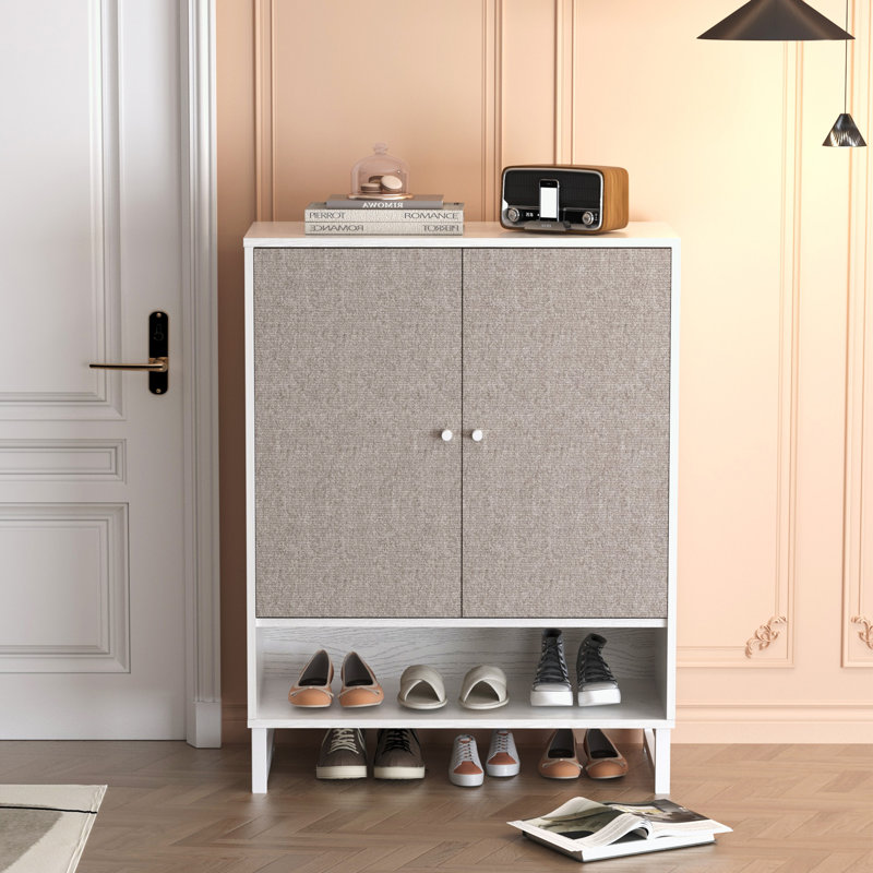 Range-chaussures avec deux portes et une tablette ouverte
