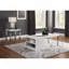 Table basse blanche ultrabrillante et chrome.
