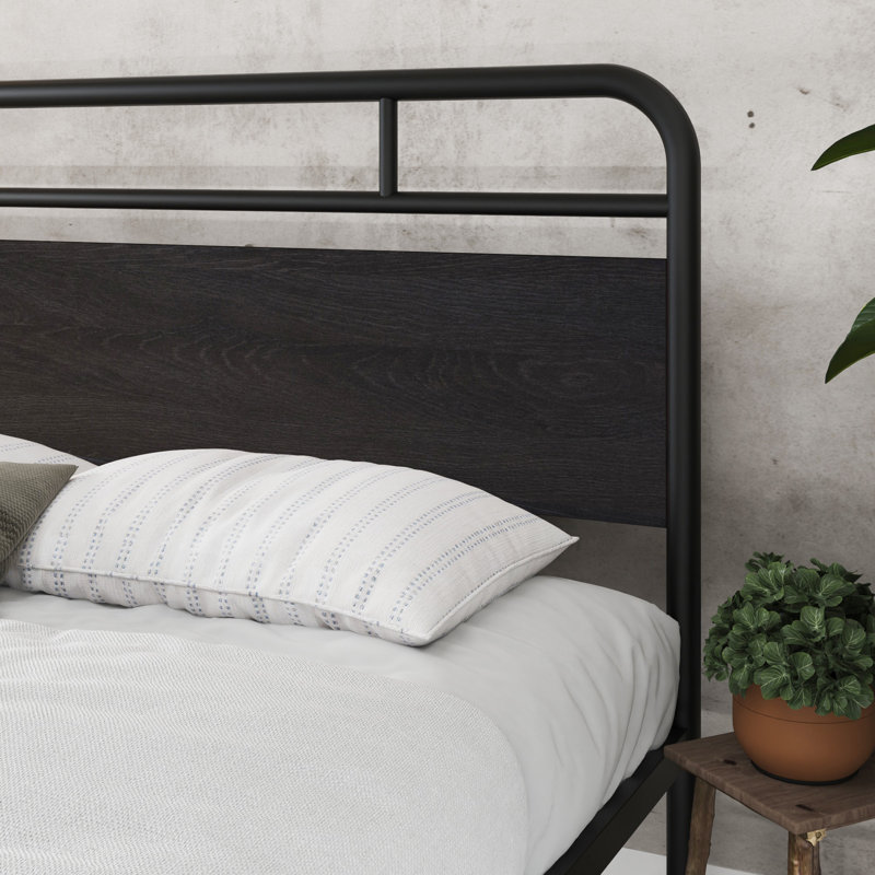 Base de lit plateforme en métal Milligan avec tête et pied de lit en bois, Double, Bois de santal