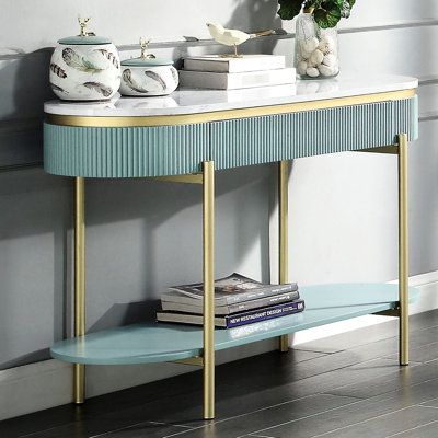 Meuble télé contemporain avec finition sarcelle, plateau en faux marbre blanc et tablettes latérales incurvées