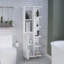 Armoire de salle de bain H 63 po en lin avec sept tablettes ouvertes, un tiroir et quatre pieds Mott, blanc