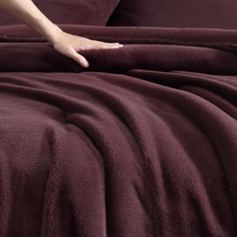 Vera Wang Signature Red Faux Fur Comforter Set, King Comforter + 2 King Shams