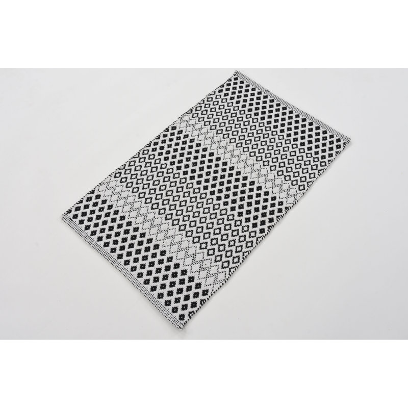 Tapis géométrique en coton tissé à plat à la main en noir, Rectangle 1 pi 9 po x 2 pi 10 po