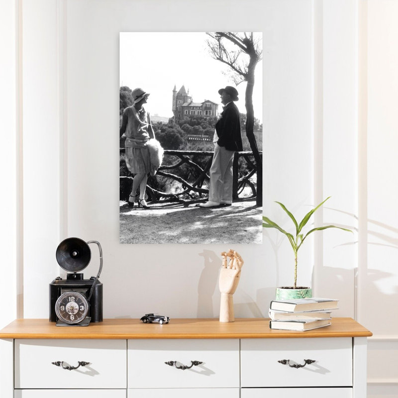 «1920S Couple In Biarritz France Elegant Romantic Fox Beach», art mural, 24" H x 16" W