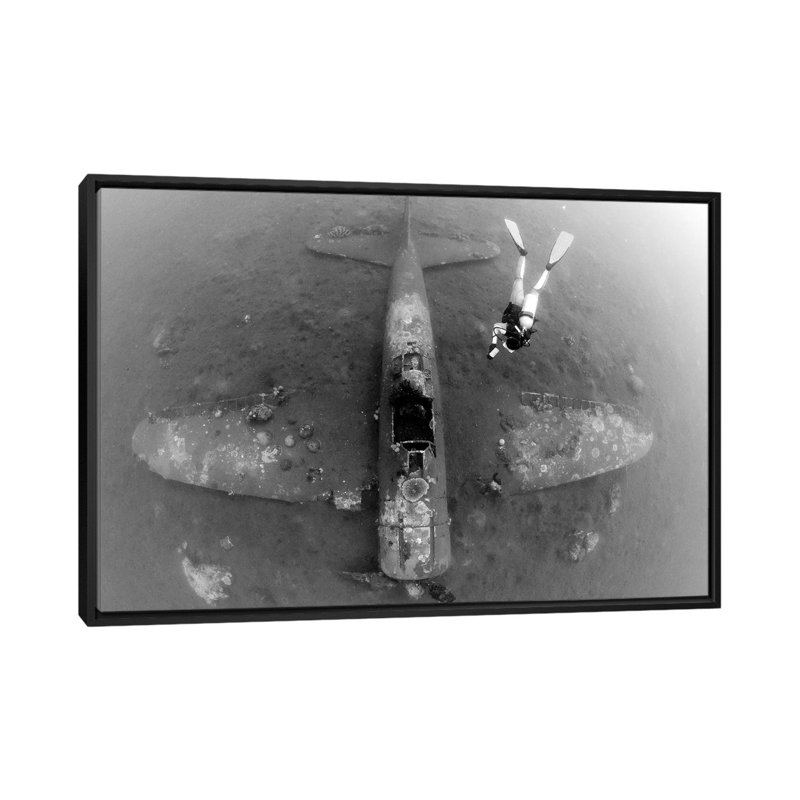 « plongeur explores the wreck of a mitsubishi zero fighter plan », reproduction d’impression sur toile, Toile avec cadre noir