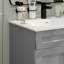 La base de meuble-lavabo de style berçant gris clair permet un assemblage minimaliste et une conception minimaliste.