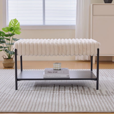 Repose-pieds de 30,7 po de large avec repose-pieds rembourré en fausse fourrure avec pieds en métal noir et tablette de rangement ouverte en bois