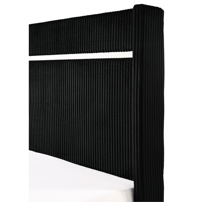 Lit moderne très grand avec tête de lit à finition noire et panneau tapissier contemporain dans la chambre à coucher