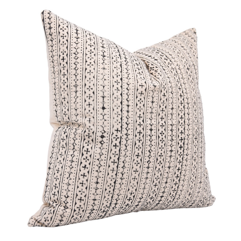 Coussin en coton imprimé à la main pour les maisons modernes - Doji, Carré, 26 po x 26 po