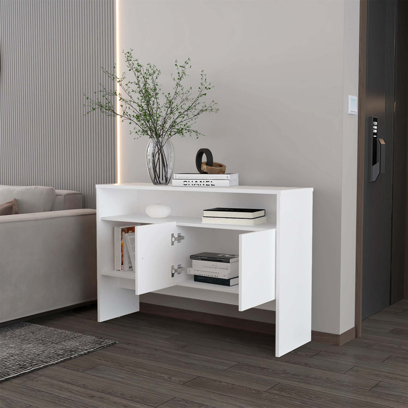 Élégante console blanche avec deux portes et trois tablettes ouvertes, idéale pour les maisons modernes et pour économiser de l'espace