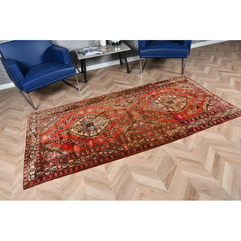 Tapis turc rétro fait à la main en rouge riche avec un motif complexe, idéal pour un décor de salon élégant