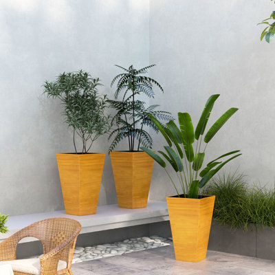 Grandes jardinières extérieures de 28 po pour 3, grandes jardinières effilées en polypropylène. Avec trous de drainage et bouchon. Pour jardin, patio, jardinières d'intérieur 3 pièces, brun clair, pots en plastique Faux bois et couleur brun.