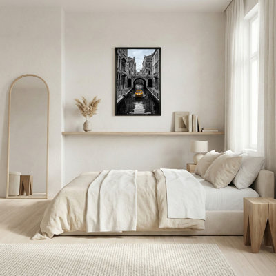 «Yellow Boat Under Stone Bridge» en noir et blanc, art mural sur toile