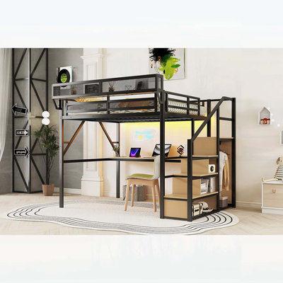 Grand lit mezzanine en métal avec bureau, escalier et station de charge, idéal pour les enfants et les adolescents, maximisant l'espace et la fonctionnalité