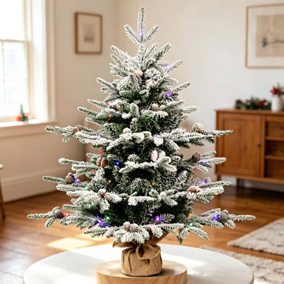 Sapin de Noël artificiel floqué préilluminé de 90 cm, avec 100 lumières DEL bicolores, 26 pommes de pin, 528 branches, 79 cm de diamètre à la base, base en toile de jute et ciment pour la décoration intérieure des fêtes.