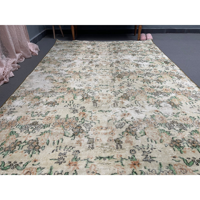 Tapis beige classique en laine à motif floral 63 x 100,4 pouces