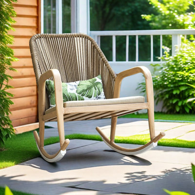 Chaise berçante en rotin