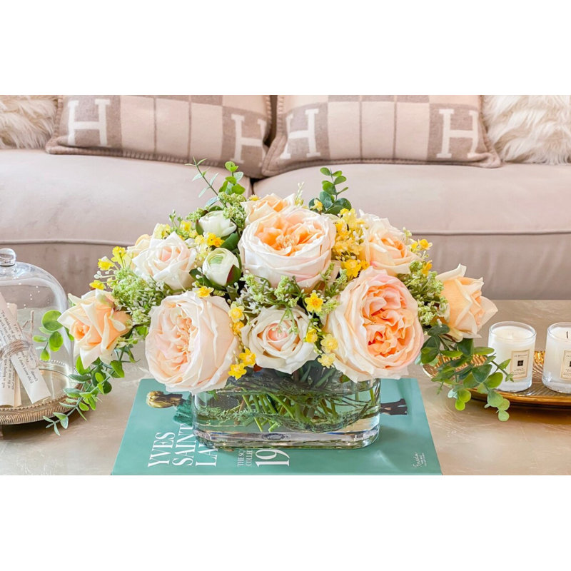 Grand arrangement de fausses fleurs de Austin