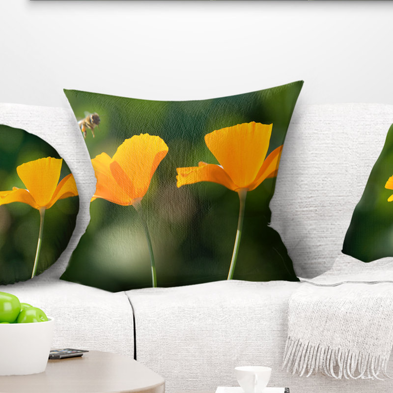 Fleurs orange et abeille volante - coussin à imprimé floral, 18 po x 18 po, Coussin décoratif