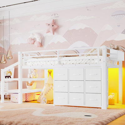 Lit simple mezzanine bas avec plusieurs espaces de rangement, y compris des tiroirs en tissu, des tablettes en tissu à côté du lit, des escaliers de rangement, un lit mezzanine en métal avec lumières et de grands espaces sous le lit, blanc
