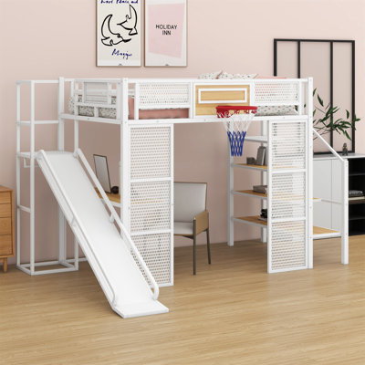 Lit mezzanine en métal avec bureau intégré, garde-robe ouverte, panier de basketball, glissade et escalier