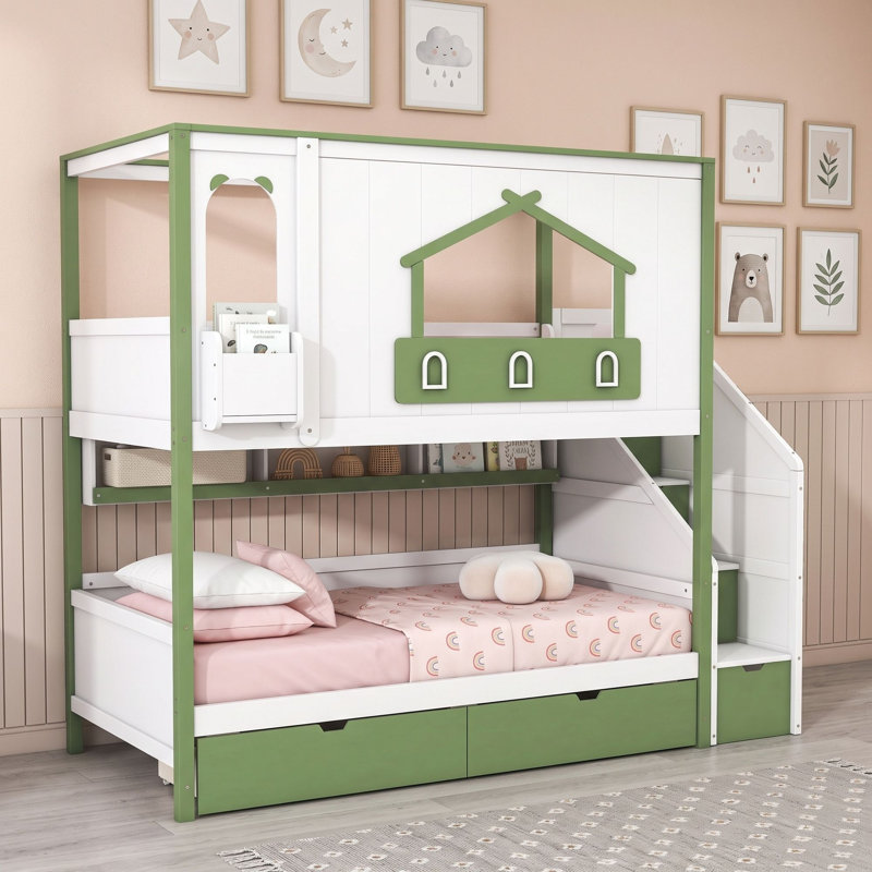 Lit superposé en bois de style chalet avec escalier de rangement, étagères et tiroirs de rangement ouverts de chaque côté du lit