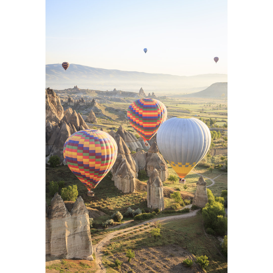 Heißluftballons über dem Liebestal von Aprott - Leinwanddrucke auf Leinwand